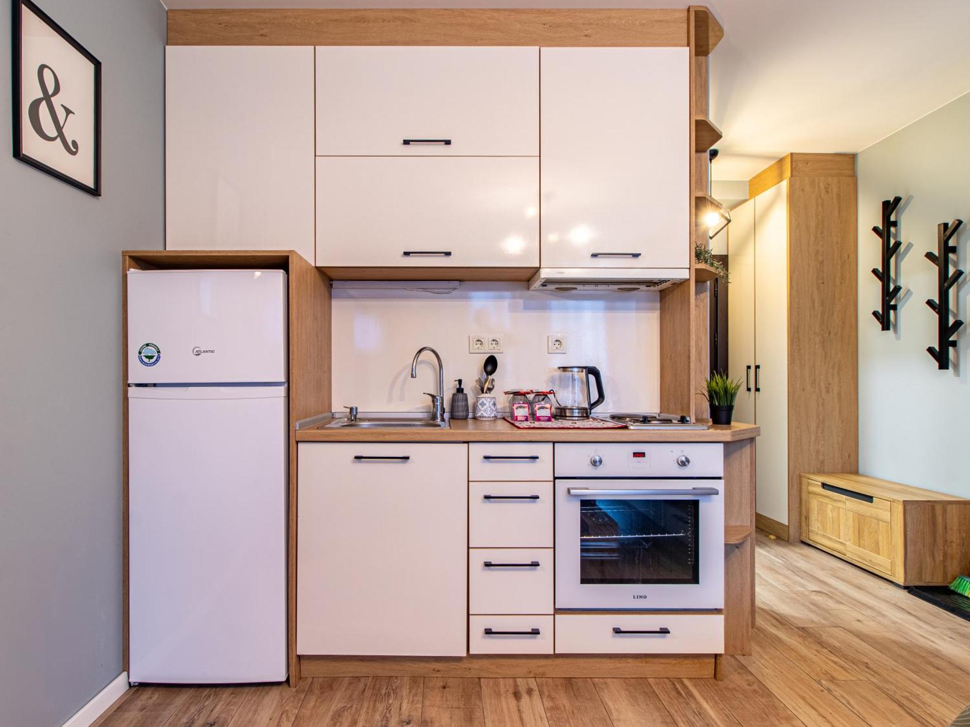 Apartment & Explore - *