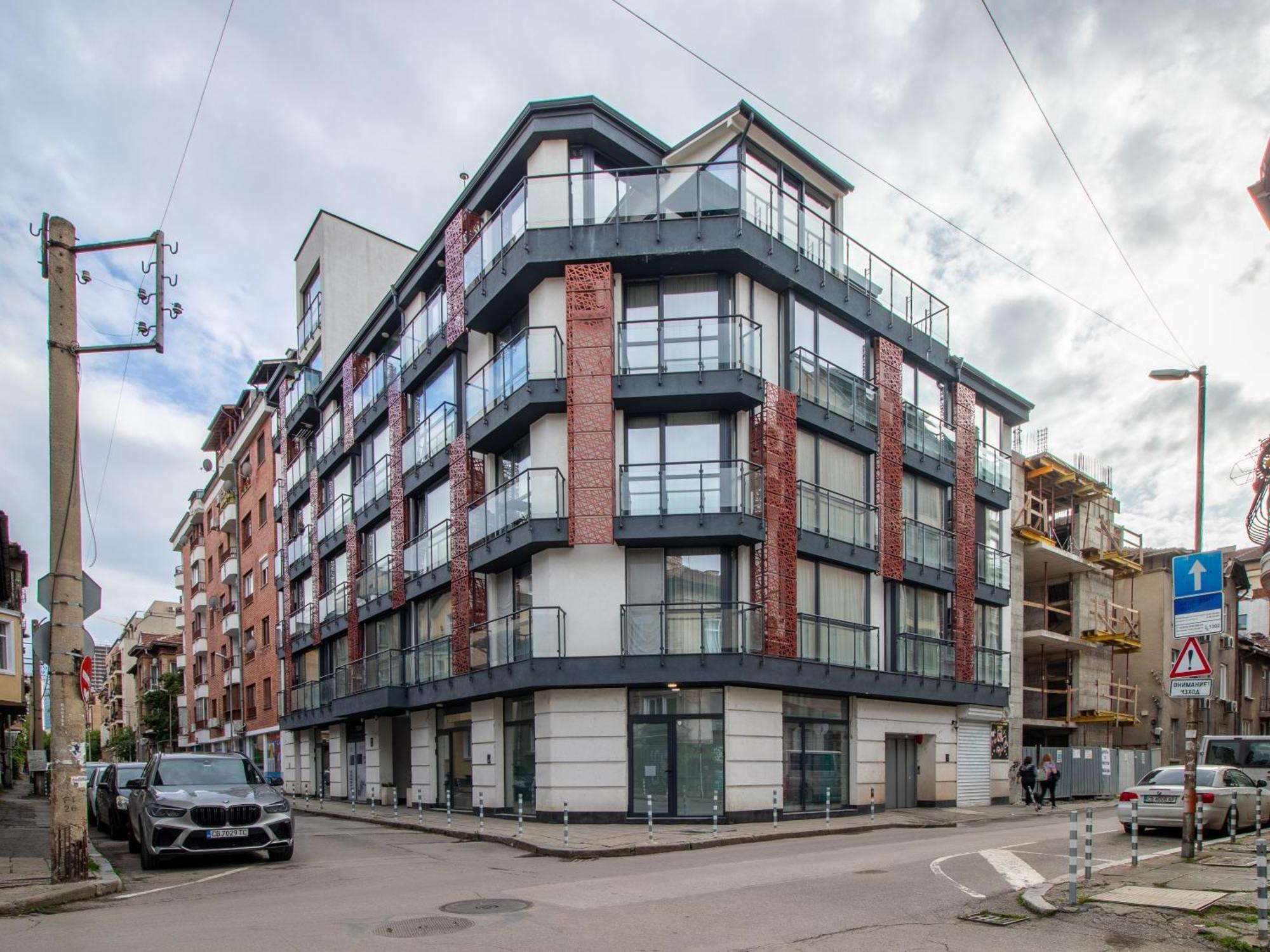 Apartment & Explore -